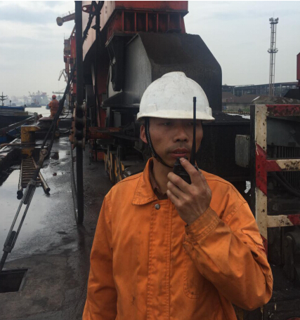 黃柏春，楊灣港務(wù)分公司裝卸工班副班長。他工作認真、細致，有責任心。工作中，主動排除班中的各類安全隱患，避免事故的發(fā)生，實現(xiàn)班組安全生產(chǎn)無事故。  “決不把隱患交到下一班?！边@是黃柏春的一貫工作作風(fēng)。在4月中旬的一個夜班，在一條海輪卸貨作業(yè)結(jié)束后，由于裝卸的煤炭中有大量的煤矸石，料斗斗口被完全卡住，必須人工進入料斗內(nèi)進行清理，工人在料斗中作業(yè)十分危險，身為副班長的他主動擔負起料斗內(nèi)清理的任務(wù)。他叫來了兩位工友，與自己一起進入料斗，在保證斗內(nèi)貨物不坍塌的情況下，用手一塊塊的挖出了卡在料斗口的煤矸石，一直干到上早班的工友來接班才將斗口完全疏通好，累得他直不起腰來。  班中，他時刻留意員工的操作行為，保證員工安全無事故。4月下旬的一個白班，他們班和外務(wù)工配合進行圓鋼卸船作業(yè)，一名新進的外務(wù)工在掛鉤結(jié)束后站到了艙壁的里側(cè)，貨物起吊時突然晃動起來，離新外務(wù)工3米遠的黃柏春一看不對勁，立刻起身一個快步?jīng)_到他身后將他往后一拉，只聽“砰”一聲，圓鋼撞在了他旁邊的艙壁上，“好險啊，多虧你，不然就撞到我了?！蓖鈩?wù)工驚恐地說。 “你不能站在里側(cè)，很危險，工作時得處處小心。”黃柏春拉著這位外務(wù)工的手臂厲聲地說。黃柏春就是這樣，班中時刻留意著每位員工的操作行為，守護著每位員工的生命安全，讓班組員工高高興興上班，安安全全回家。  “檢查一下勞保用品佩戴好沒有”。這是黃柏春每天上班時必說的一句話。一次，班里有位員工在江船清艙作業(yè)時救生衣未穿，黃柏春知道后狠狠地批評了他，對他說：“臨水作業(yè)不穿救生衣，就是對自己不負責，要是出了事，后悔也來不及?！? 擔任副班長一年多以來，黃柏春時刻把班組安全工作當作頭等大事，是班組員工的安全守護人。他班前注重安全檢查，排除隱患，班中時刻留心員工操作行為，發(fā)現(xiàn)問題，及時處理，保證班組員工在安全環(huán)境下作業(yè)，避免了事故的發(fā)生，為班組員工撐起一把“安全傘”。